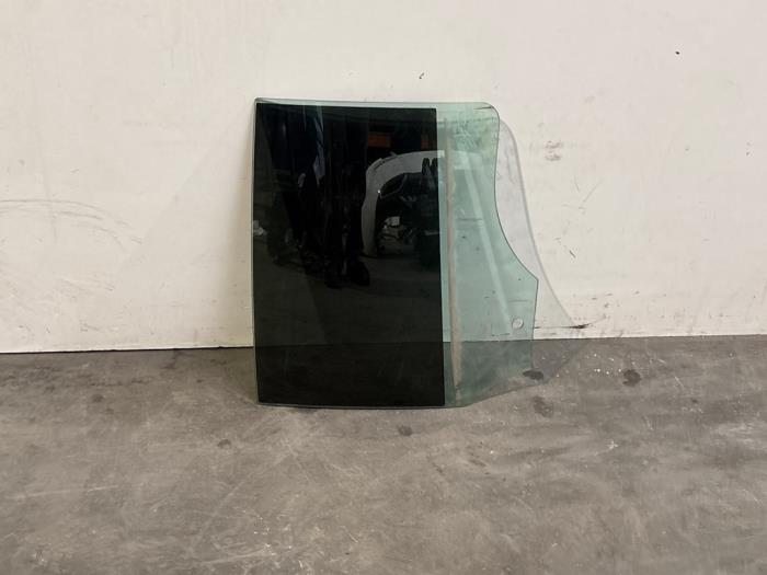 Szyba drzwi lewych tylnych wersja 4-drzwiowa Mercedes CLA