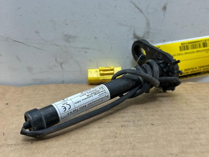 Pop up bonnet system Mercedes A-Klasse