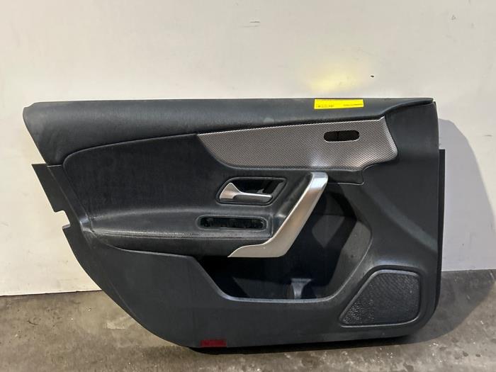 Tapicerka drzwi lewych przednich wersja 4-drzwiowa Mercedes A-Klasse