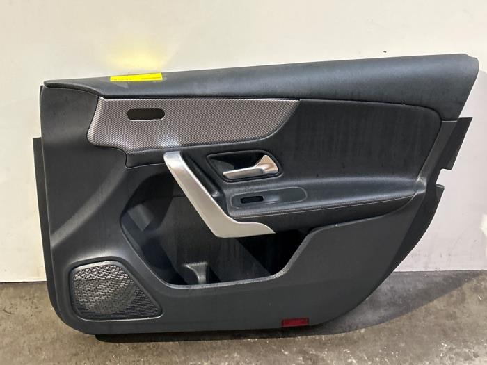 Tapicerka drzwi prawych przednich wersja 4-drzwiowa Mercedes A-Klasse
