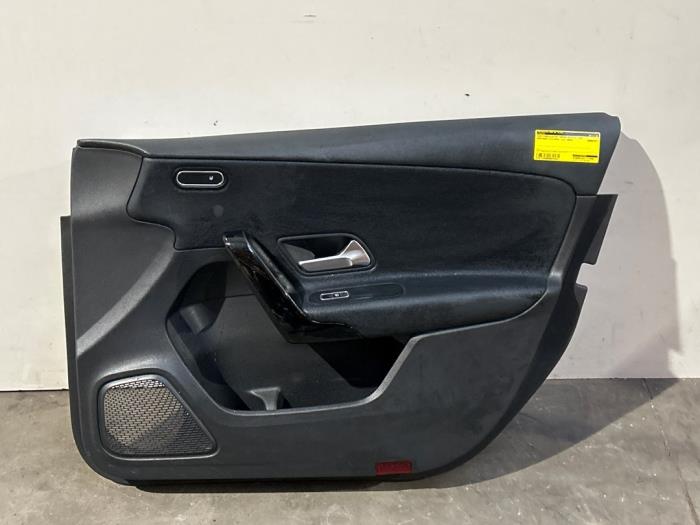 Tapizado de puerta de 4 puertas derecha delante Mercedes A-Klasse