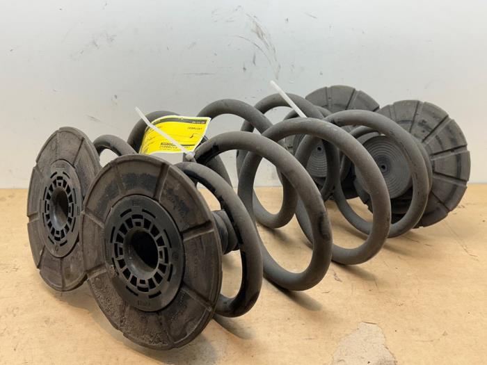 Muelle helicoidal detrás Mercedes Vito