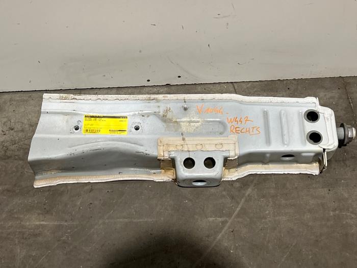 Schnittteil links vorne Mercedes Vito