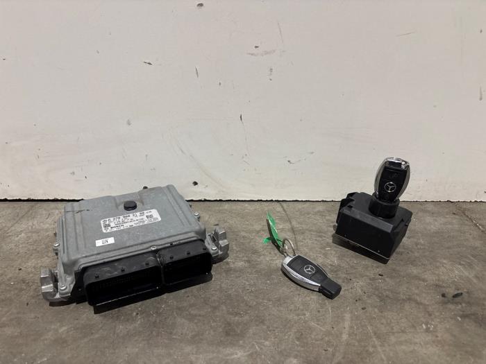 Kontaktslot + computer van een Mercedes-Benz GLA (156.9) 1.6 180 16V 2016