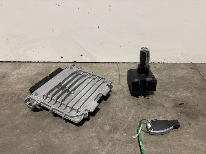 Kontaktslot + computer van een Mercedes-Benz GLA (156.9) 1.6 180 16V 2016