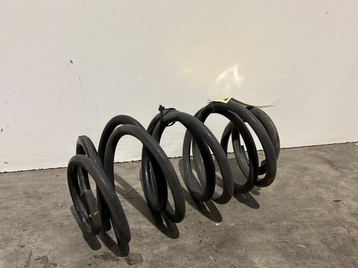 Muelle helicoidal detrás Mercedes GLA