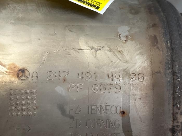 Uitlaat Middendemper van een Mercedes-Benz A (177.0) 1.3 A-180 Turbo 16V 2020