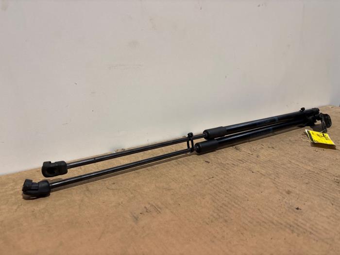 Zestaw amortyzatorów gazowych pokrywy bagaznika Mercedes GLA