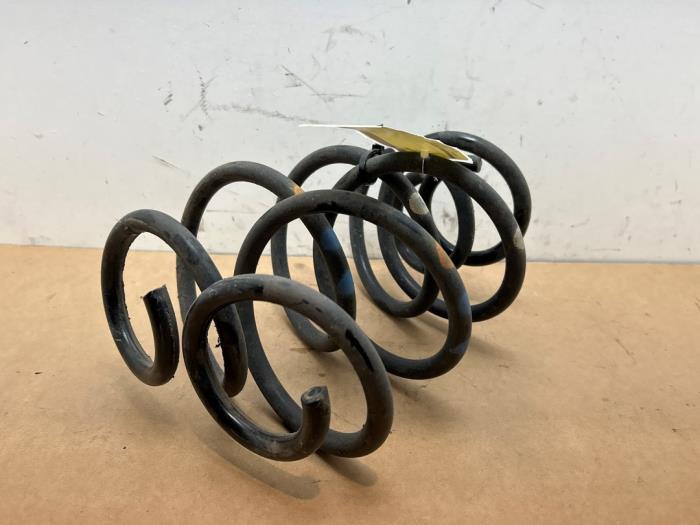 Muelle helicoidal detrás Mercedes CLA