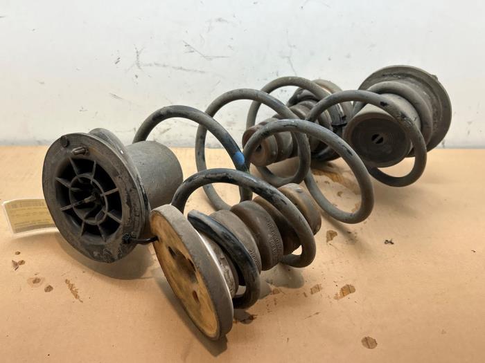 Muelle helicoidal detrás Mercedes Citan