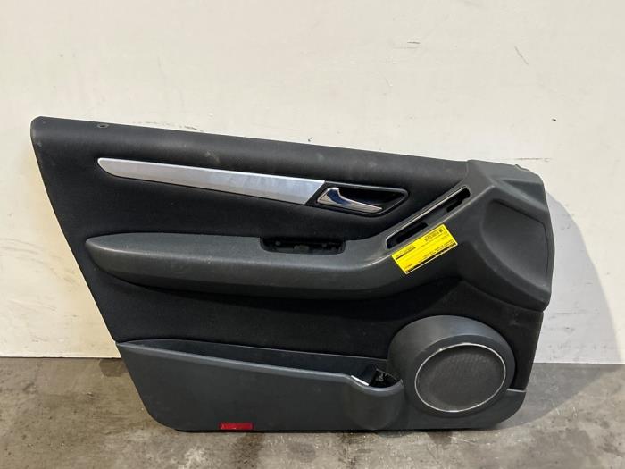 Tapicerka drzwi lewych przednich wersja 4-drzwiowa Mercedes B-Klasse