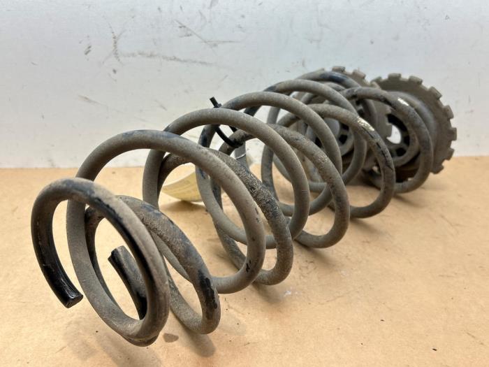 Muelle helicoidal detrás Mercedes B-Klasse