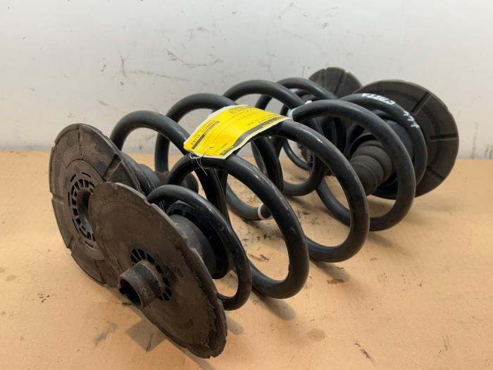 Muelle helicoidal detrás Mercedes Vito