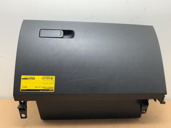 Schowek w desce rozdzielczej Mercedes A-Klasse