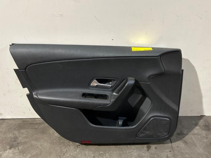 Tapizado de puerta de 4 puertas izquierda delante Mercedes A-Klasse