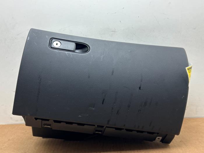 Schowek w desce rozdzielczej Mercedes C-Klasse