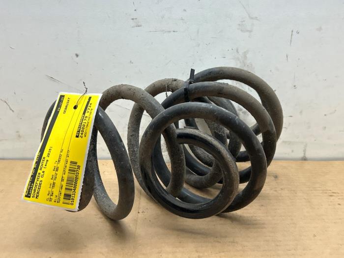 Muelle helicoidal detrás Mercedes CLA