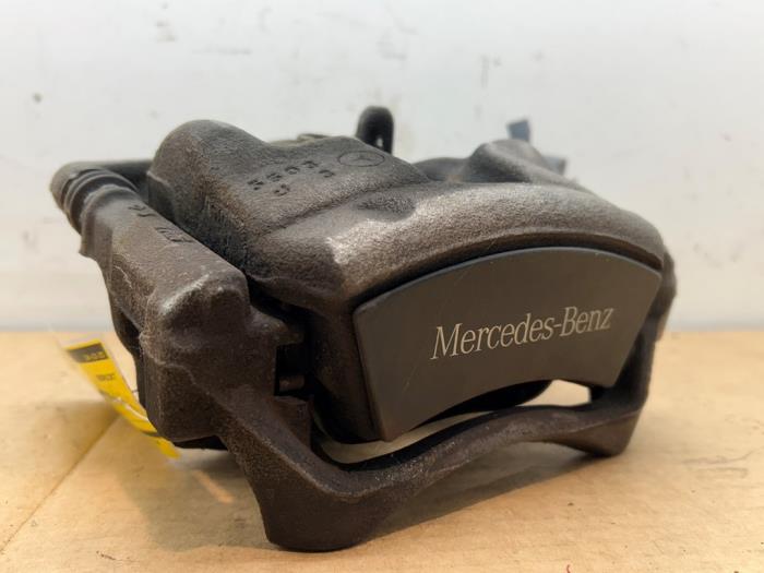 Zacisk hamulcowy lewy przód Mercedes CLA