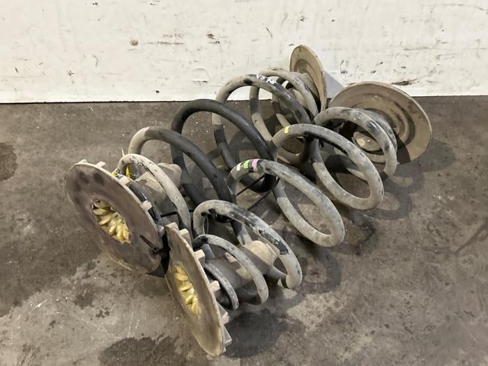 Muelle helicoidal detrás Mercedes Citan