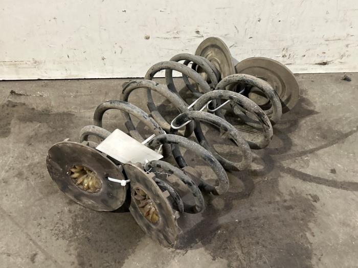 Muelle helicoidal detrás Mercedes Citan