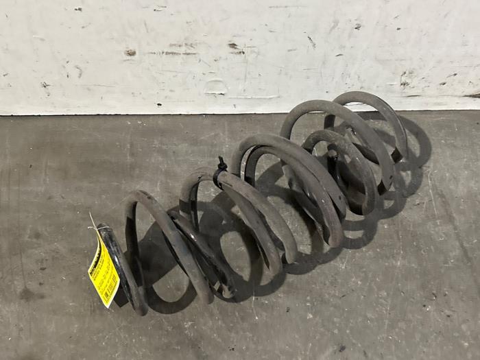 Muelle helicoidal detrás Mercedes B-Klasse