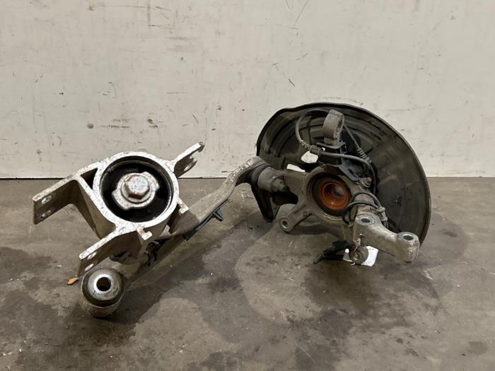 Fusee links-voor Mercedes B-Klasse