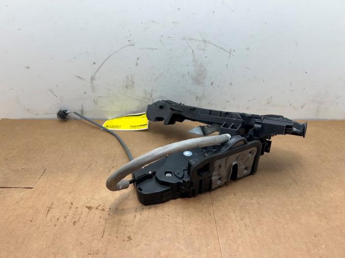 Mechanizm blokady drzwi prawych tylnych wersja 4-drzwiowa Mercedes A-Klasse