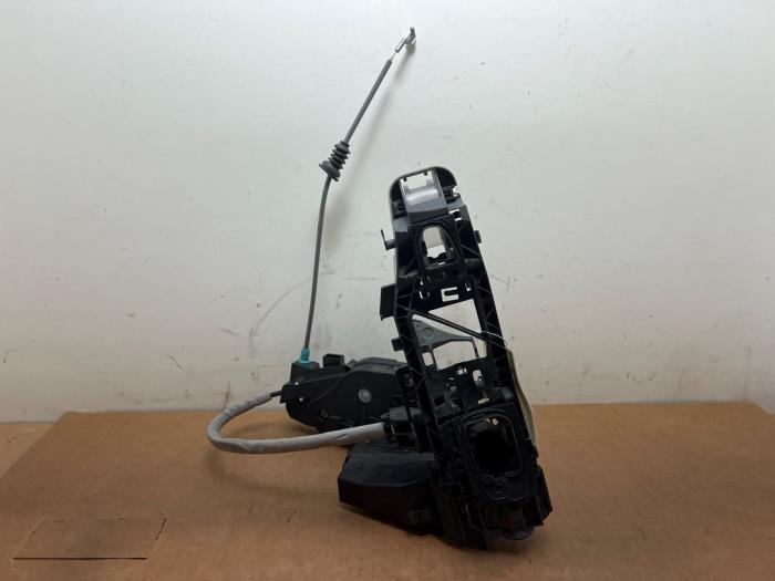 Mechanizm blokady drzwi prawych przednich wersja 4-drzwiowa Mercedes A-Klasse