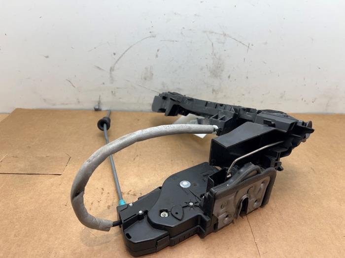 Mechanizm blokady drzwi prawych przednich wersja 4-drzwiowa Mercedes A-Klasse