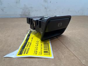 Gebruikte Handrem schakelaar Mercedes B (W246) 1.8 B-180 CDI BlueEFFICIENCY 16V Prijs € 12,10 Inclusief btw aangeboden door Autoparts Van De Velde
