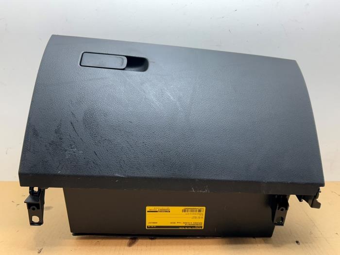 Schowek w desce rozdzielczej Mercedes A-Klasse