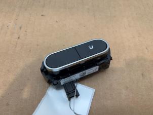 Gebruikte Schakelaar Stoelverwarming Mercedes A Limousine (177.1) 1.3 A-200 Turbo Prijs € 24,20 Inclusief btw aangeboden door Autoparts Van De Velde