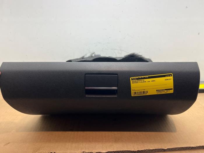 Schowek w desce rozdzielczej Mercedes A-Klasse