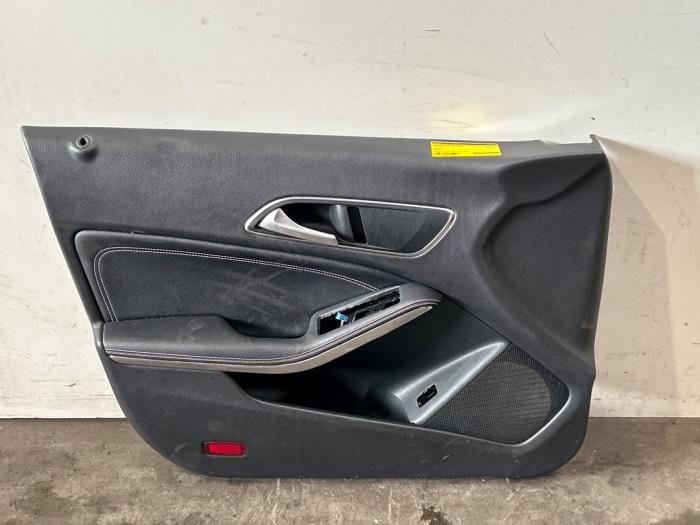 Tapicerka drzwi prawych przednich wersja 4-drzwiowa Mercedes CLA