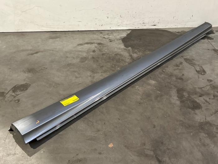 Sill, left Mercedes CLA