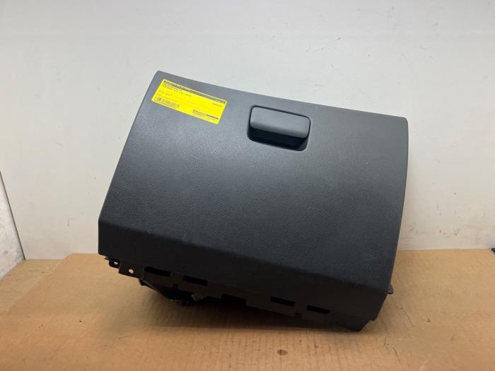 Schowek w desce rozdzielczej Mercedes CLA