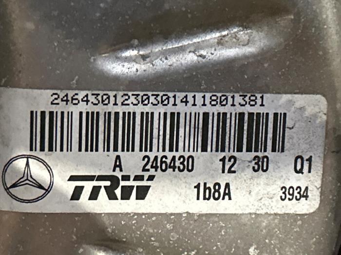 Rembekrachtiger van een Mercedes-Benz CLA (117.3) 1.6 CLA-200 16V 2013