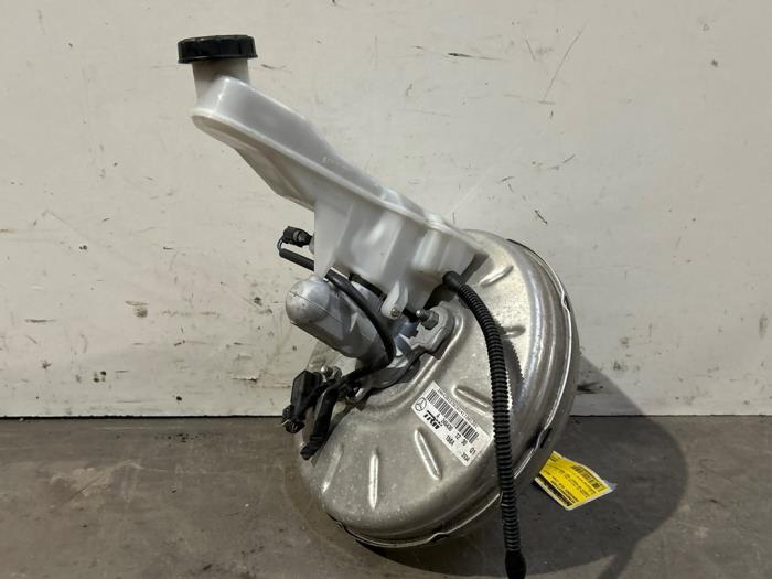 Rembekrachtiger van een Mercedes-Benz CLA (117.3) 1.6 CLA-200 16V 2013