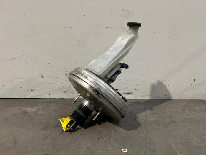 Rembekrachtiger van een Mercedes-Benz CLA (117.3) 1.6 CLA-200 16V 2013