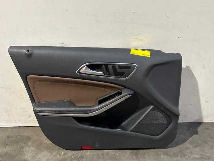 Tapicerka drzwi prawych przednich wersja 4-drzwiowa Mercedes A-Klasse