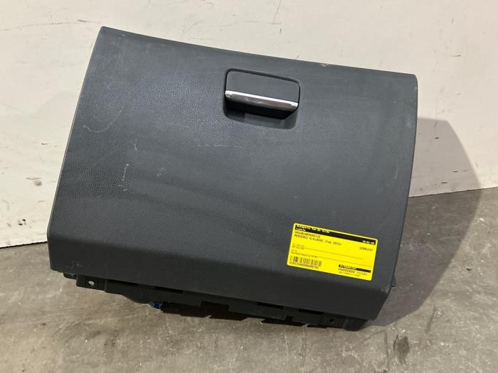 Schowek w desce rozdzielczej Mercedes A-Klasse