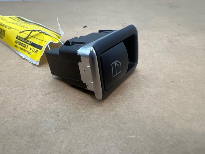 Przelacznik elektrycznej szyby Mercedes CLA