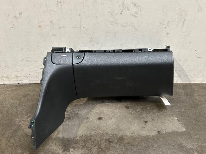 Schowek w desce rozdzielczej Mercedes E-Klasse