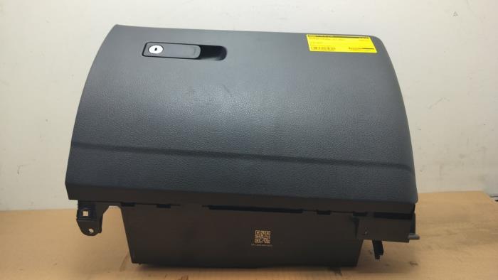 Schowek w desce rozdzielczej Mercedes C-Klasse