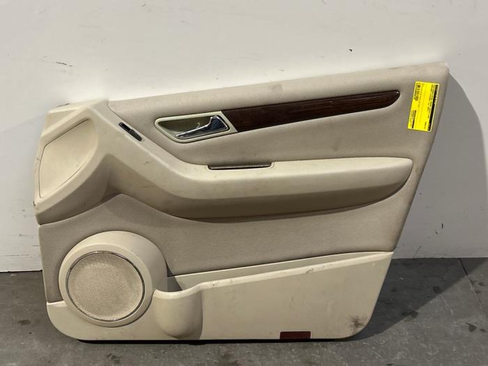 Tapicerka drzwi prawych przednich wersja 4-drzwiowa Mercedes A-Klasse