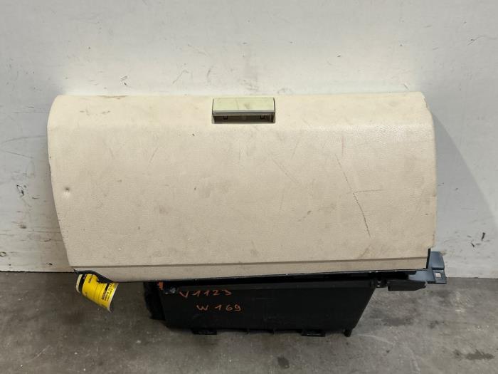 Schowek w desce rozdzielczej Mercedes A-Klasse