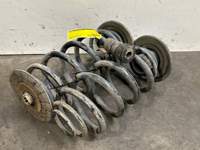 Schroefveer achter Mercedes Vito