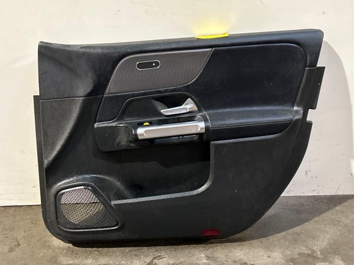 Tapicerka drzwi prawych przednich wersja 4-drzwiowa Mercedes GLB-Klasse