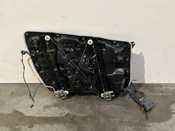 Mechanizm szyby prawej przedniej wersja 4-drzwiowa Mercedes C-Klasse