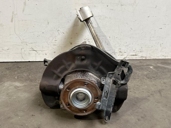 Fusee links-voor Mercedes B-Klasse